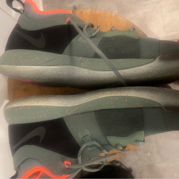 Nike Gray and Orange Athletic Shoes with Sleek Design - Picture 3 of 7